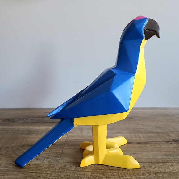 Large resin blue and yellow parrot sculpture. - Picture 5 of 7